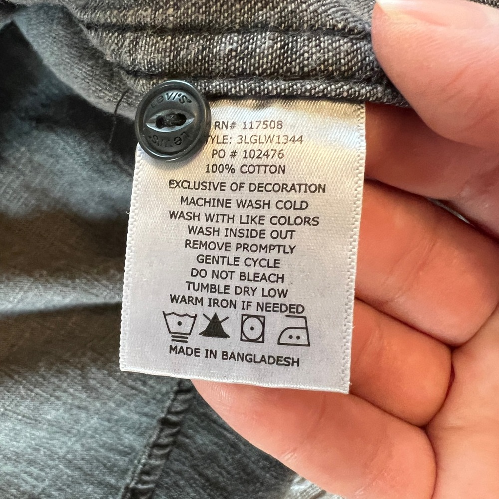 Levi’s Men’s black/gray denim button down shirt with branded buttons - Large - Picture 13 of 14